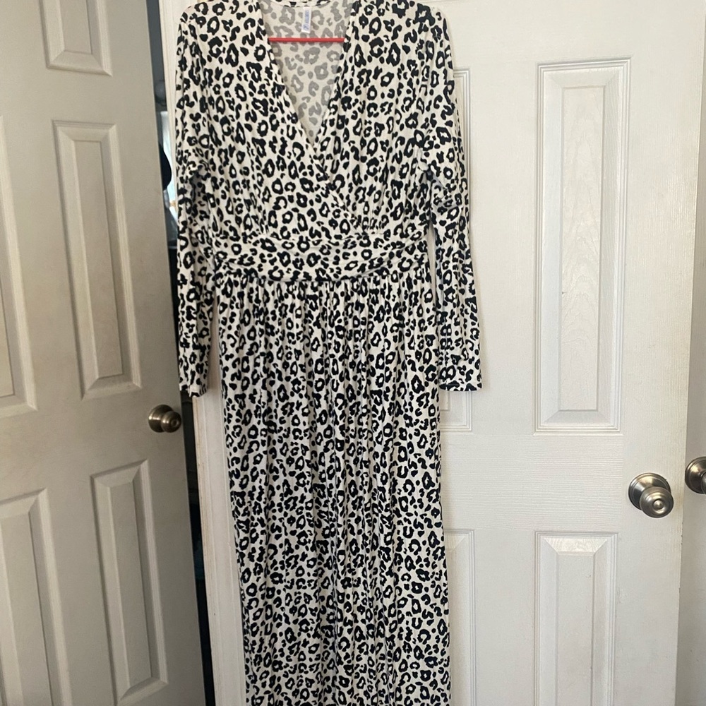 lil better black and white maxi dress with side pockets Sz xl stretchy material.